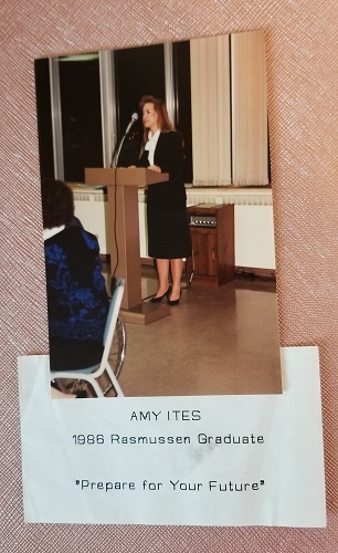 艾米在1992年的毕业典礼上发表演讲