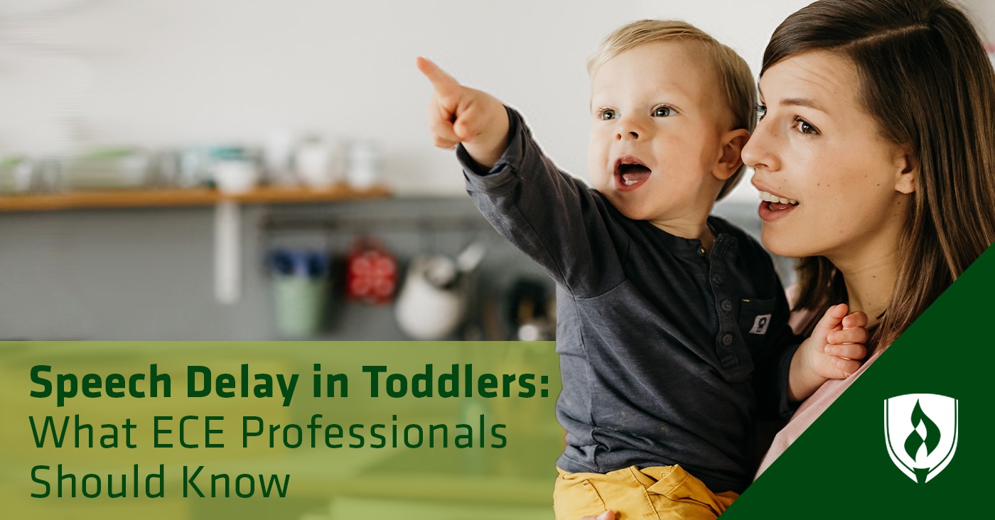 一个妈妈和一个蹒跚学步的孩子指着框外的东西的照片