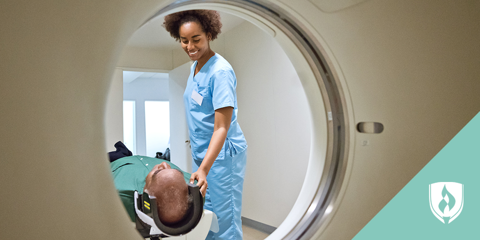 放射科技师协助病人进行MRI检查