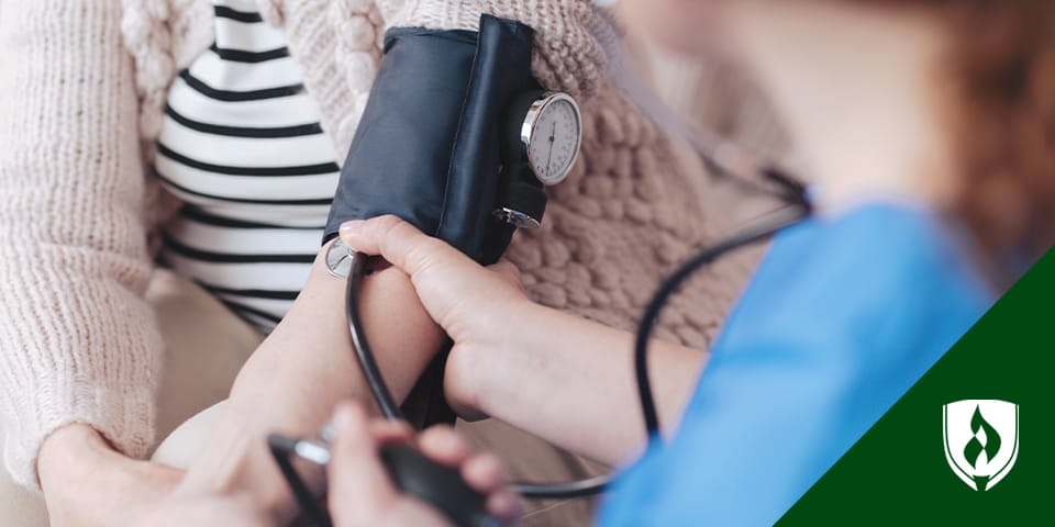 采取患者的血压的公共健康护士的照片