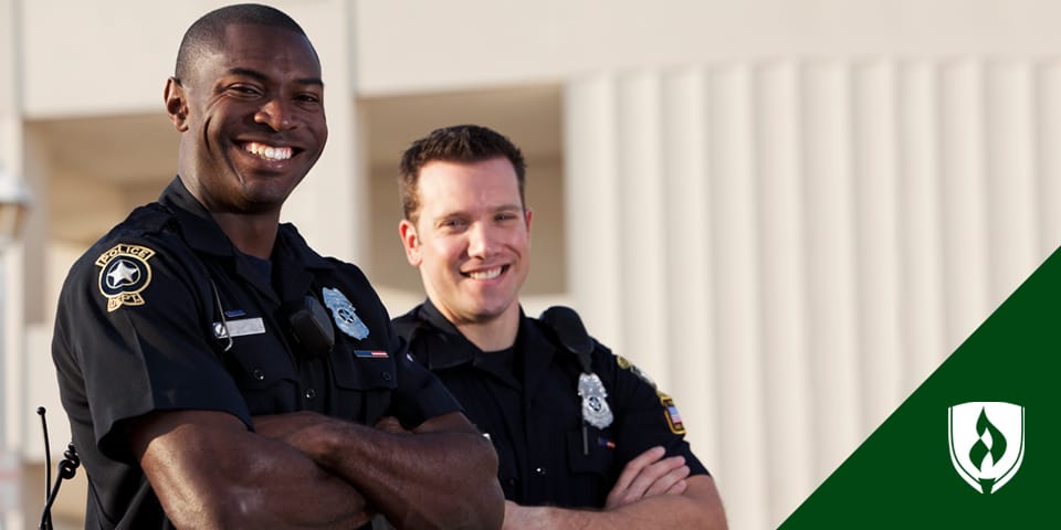 两个微笑的警察交叉着胳膊。