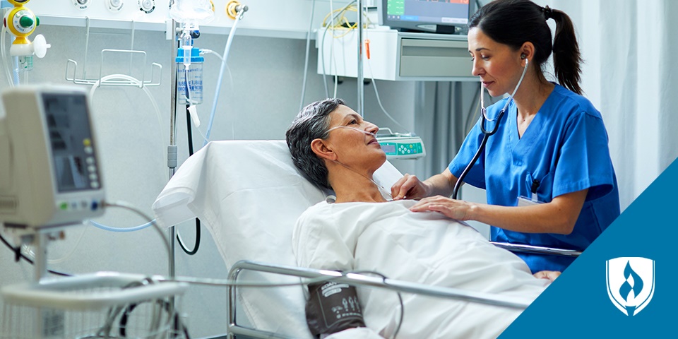 一张护士在病床上听诊病人的照片