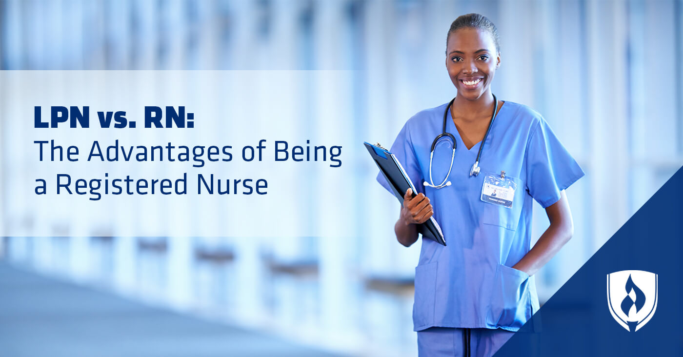 女护士手持图表