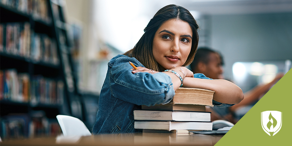 一个大学生看着代表不同研究领域的图标，显示我应该在大学学习什么