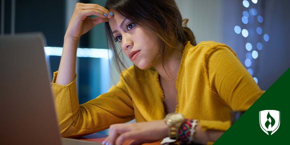 一名大学生看起来很紧张的照片，代表着“我在大学里很挣扎”