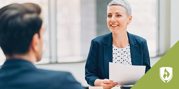 图片描绘的是穿着职业装的男人和女人在讨论工作问题。