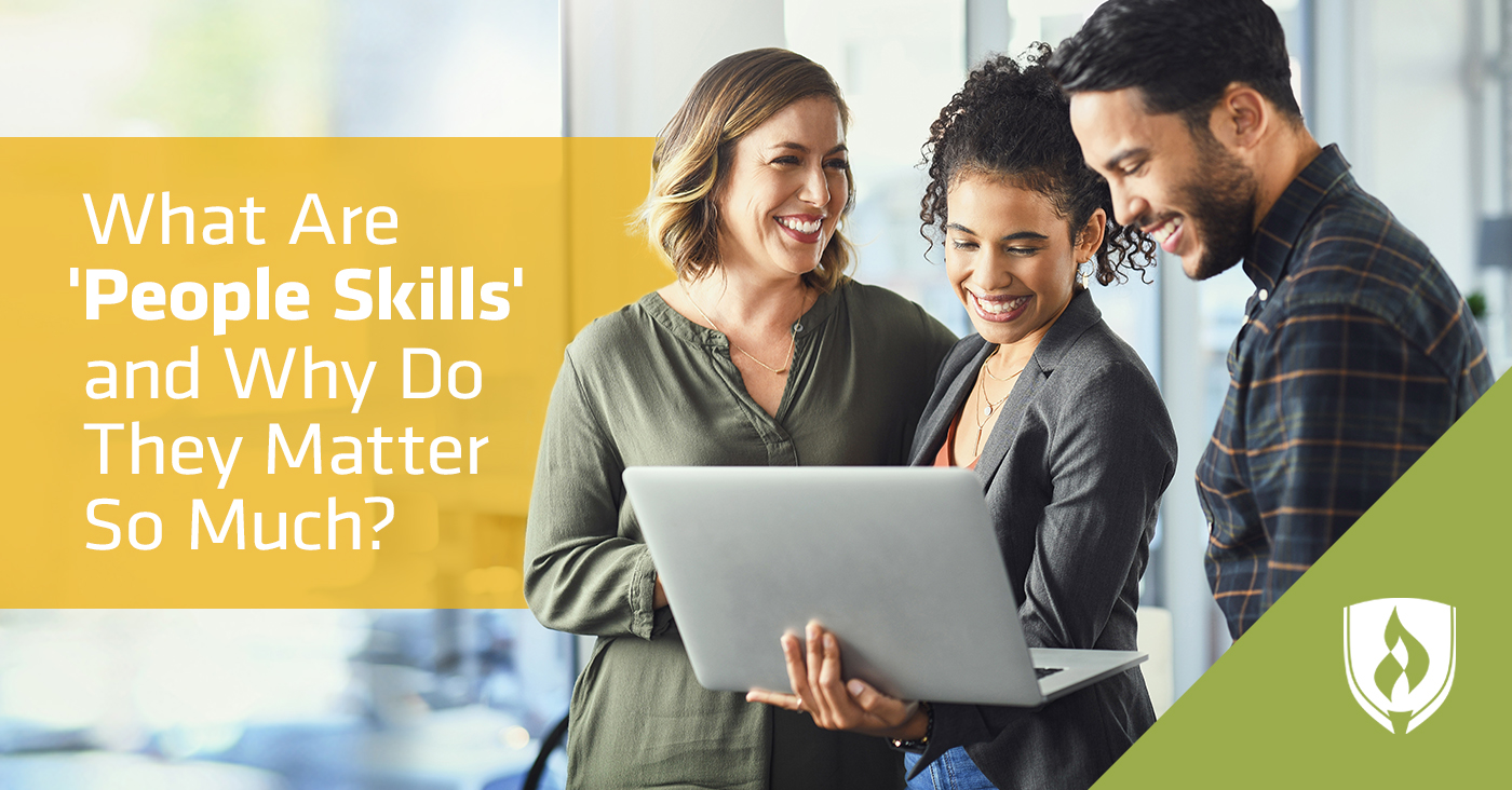 三个专业人士围着一台电脑聊天