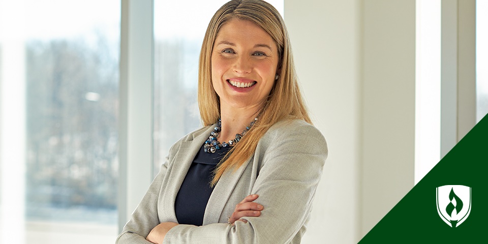 一名研究生对着摄像机微笑的图像，代表为研究生举行的网络研讨会