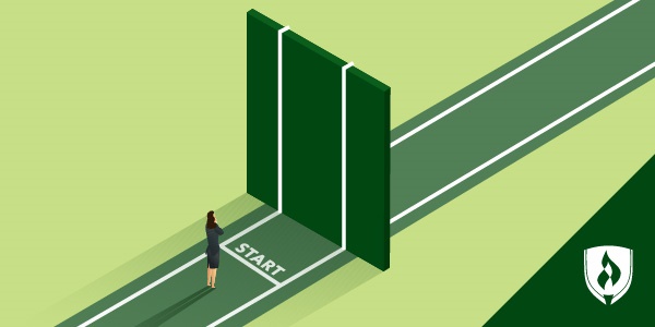 一名身着西装的妇女站在跑道起跑线上，代表入门级工作经验要求