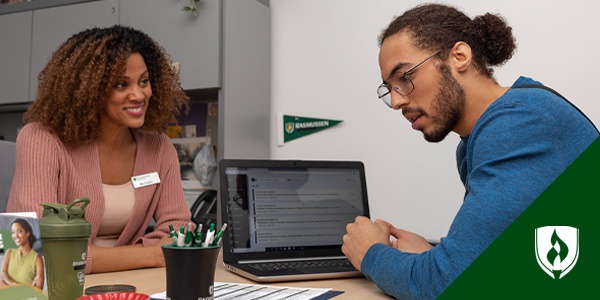 经济援助工作人员帮助一名成年学生代表为成年学生提供的助学金和奖学金的照片