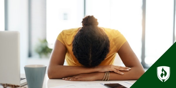 一张女人把头靠在桌子上的照片代表着我讨厌我的工作