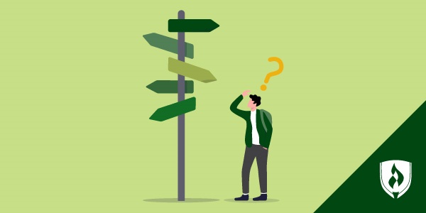 一个大学生看着一个代表着“我想开始上大学”的路牌