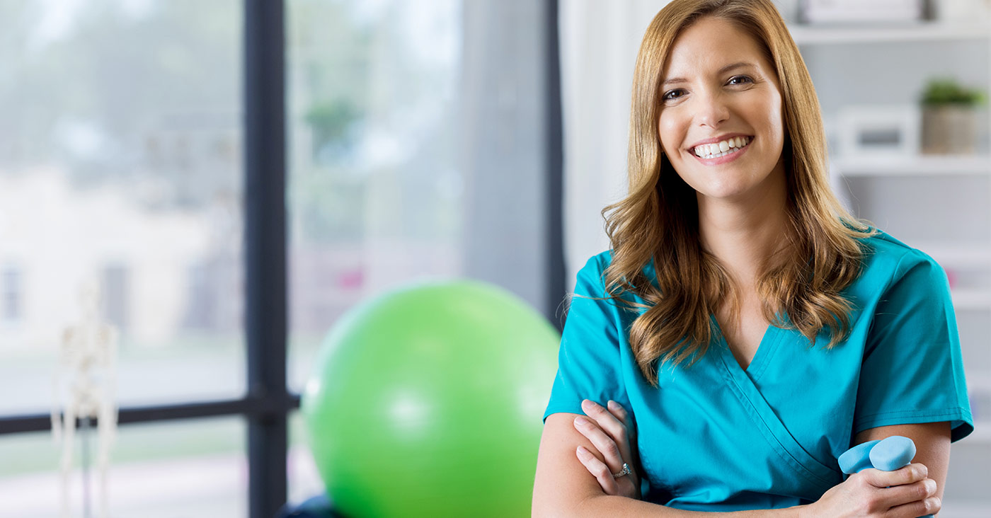 女性物理治疗师助理