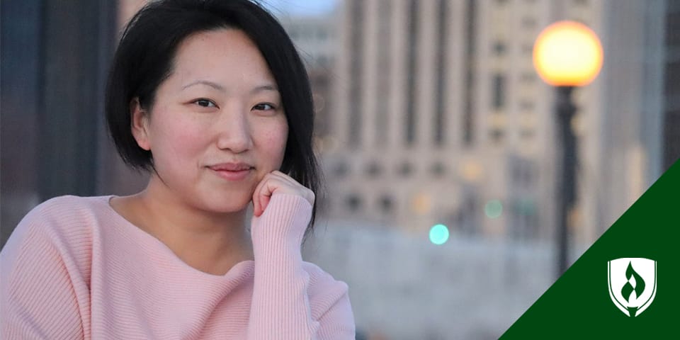 看照相机的妇女有城市背景