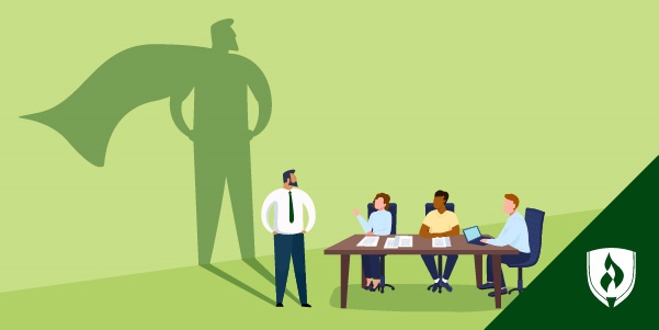 图示一位经理站在身后，身后有超人的影子，代表如何成为一名更好的经理