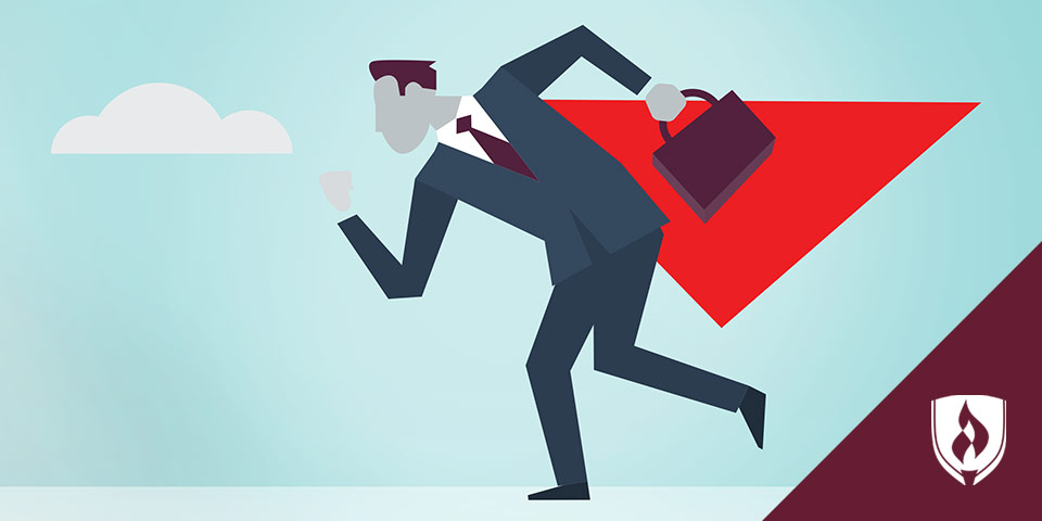 一个经理站在超人的影子后面，代表如何成为一个更好的经理