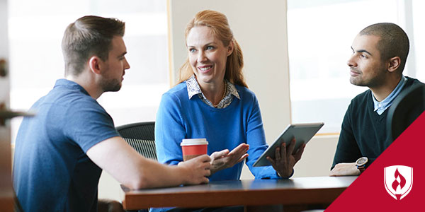 两男一女在说话