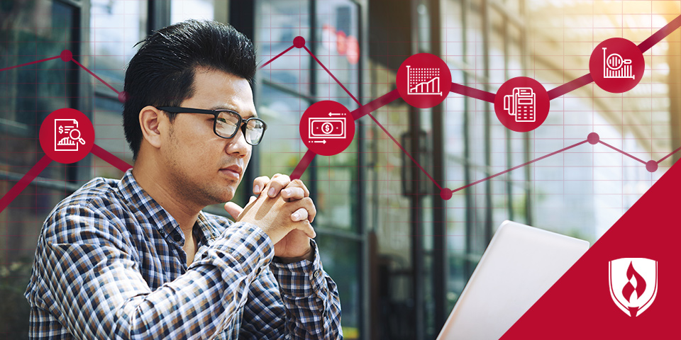 电脑前的人被会计图标包围着