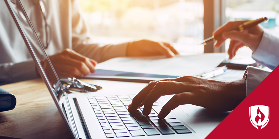 两位专业人士工作的特写镜头