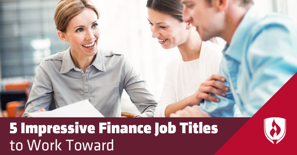 女商人和客户坐在桌子旁