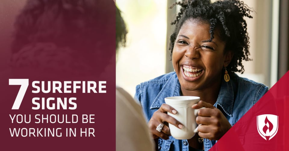 微笑的妇女在咖啡店的谈话