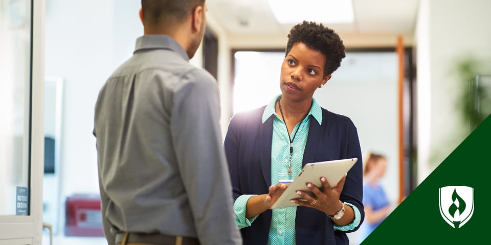 女保健经理在走廊交谈