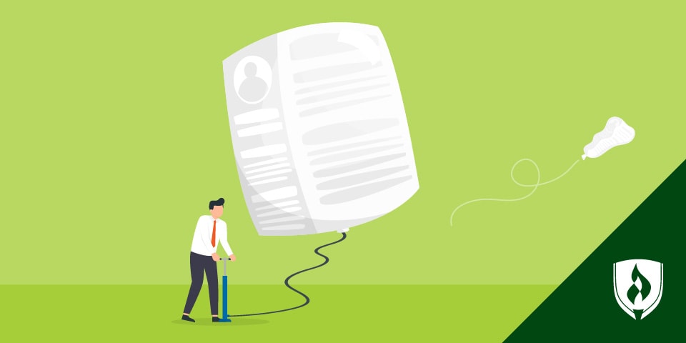 一名男子用自行车打气筒把简历吹得像气球一样，以代表膨胀的工作头衔