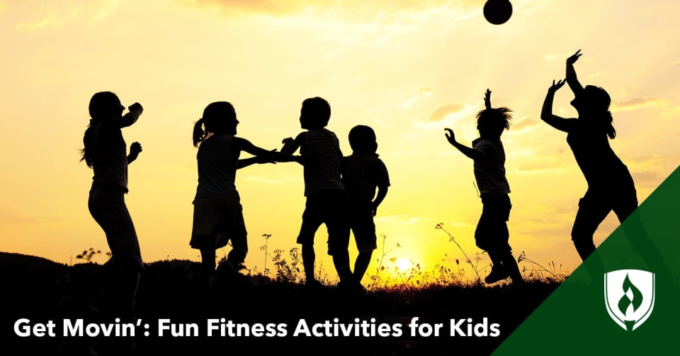 孩子们玩耍的剪影。