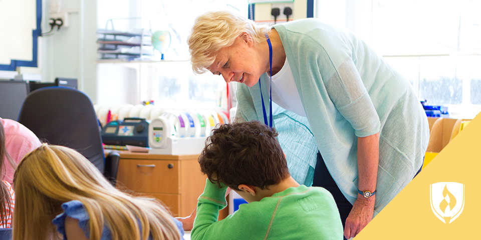 孩子们的积木图，一个孩子站在上面，一个孩子站在下面，代表成就差距