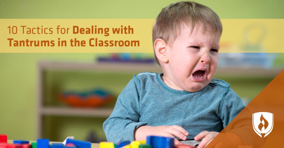 蹒跚学步的小男孩哭