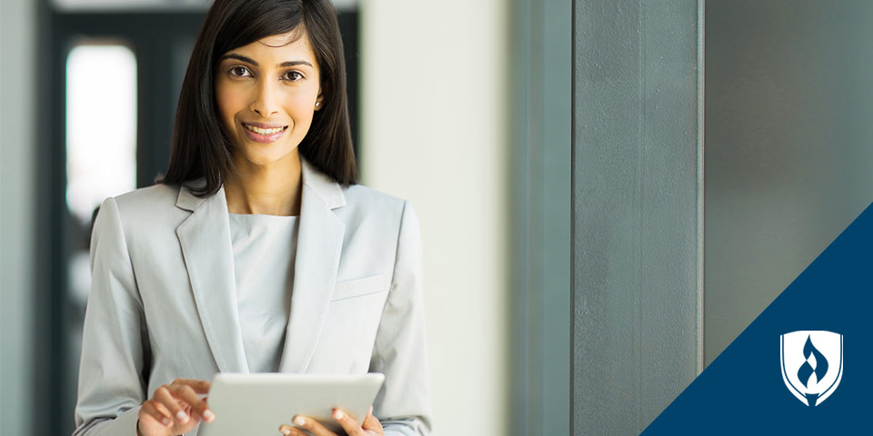 iPad上的微笑女人