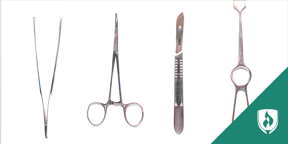 外科技术设备的图像，镊子，剪刀，手术刀