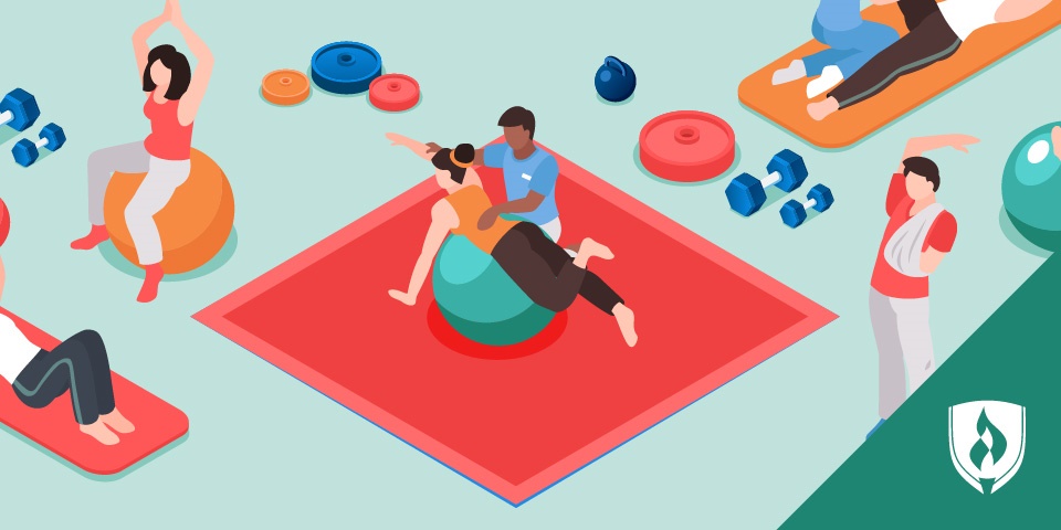 患者，治疗师和各种自由重量，乐队和治疗球的物理治疗室