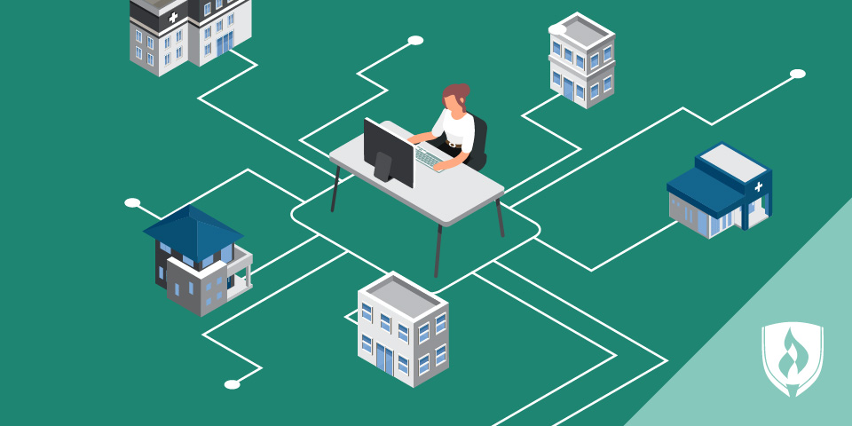 医疗记录协调员坐在办公桌周围由医疗保健设施包围