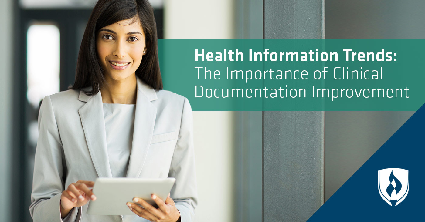 iPad上微笑的女人