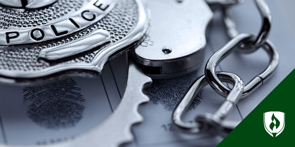 基于一对手铐的顶部的徽章的照片。