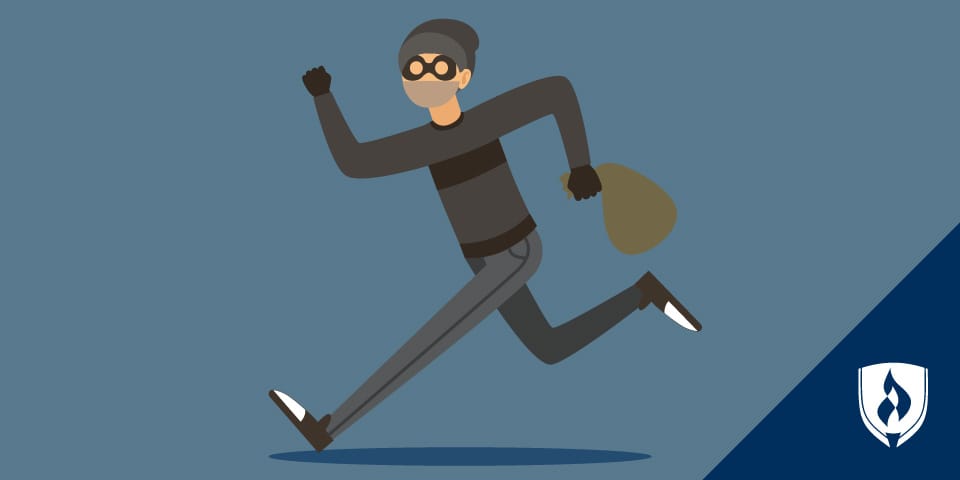 戴着黑色面具的夜贼跑与袋子的速度快