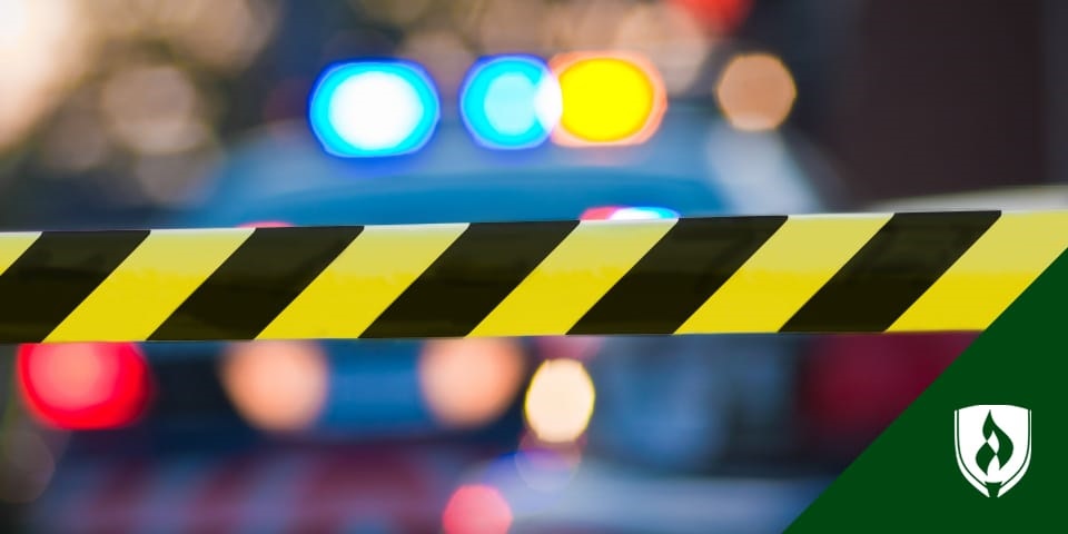 黄色警戒线覆盖了犯罪现场