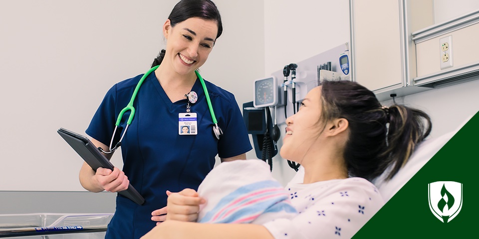 一张护士和一位新妈妈和她的宝宝一起工作的照片