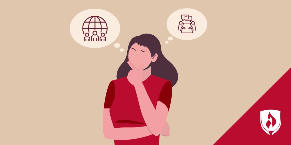 在她的头上有两个人力资源图标的女人思考的插图