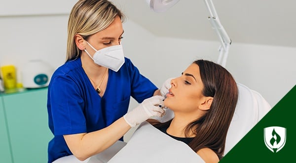 图示一位病人从美容护士处取填充物，代表如何成为一名美容护士