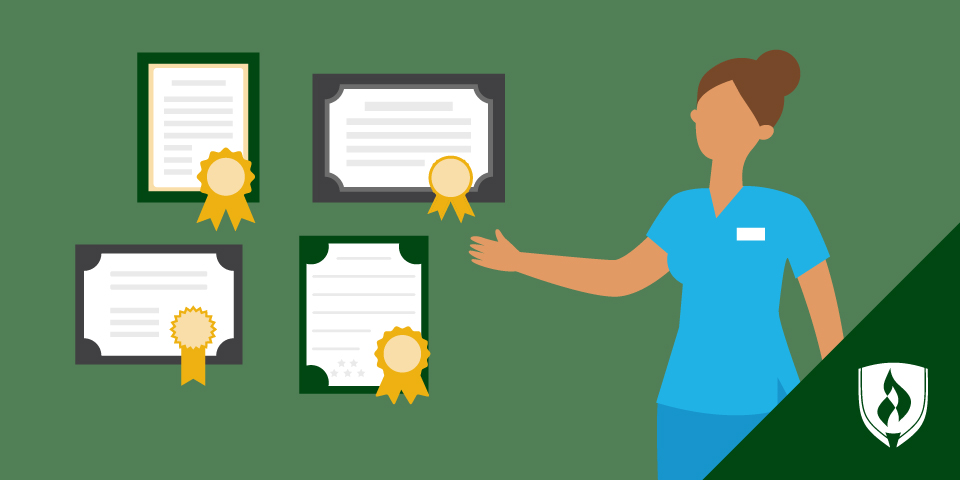 插图的护士在擦洗站在前面的一堵墙的文凭上，它代表护理证书