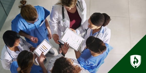 一群护士正在看代表临床信息学护士的图表