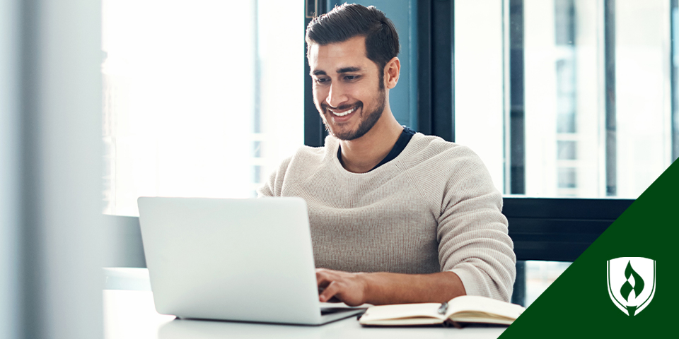 数据分析师使用笔记本电脑的照片代表了数据分析师的工作描述