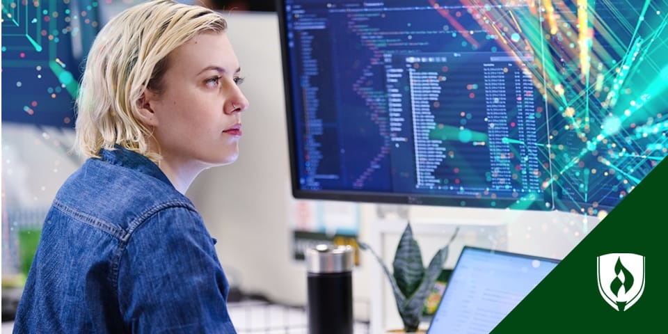 计算机科学专业人员在计算机上编写代码的照片