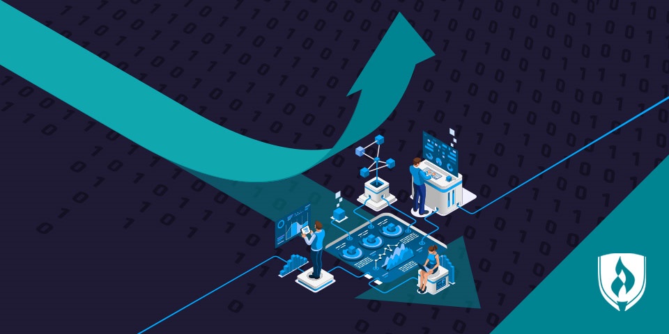 在平板电脑和电脑上工作的数据分析专业人员，背景中有一个向上的箭头