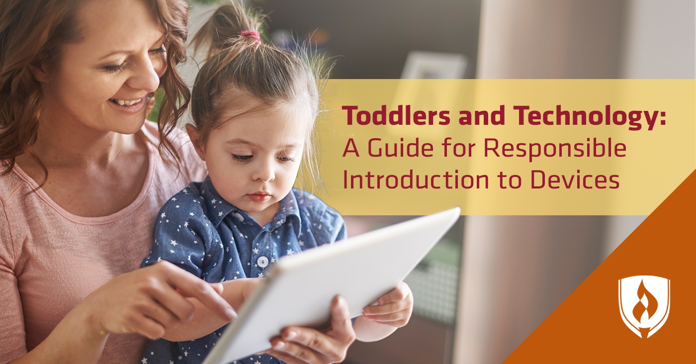 一张妈妈和孩子在玩平板电脑的照片