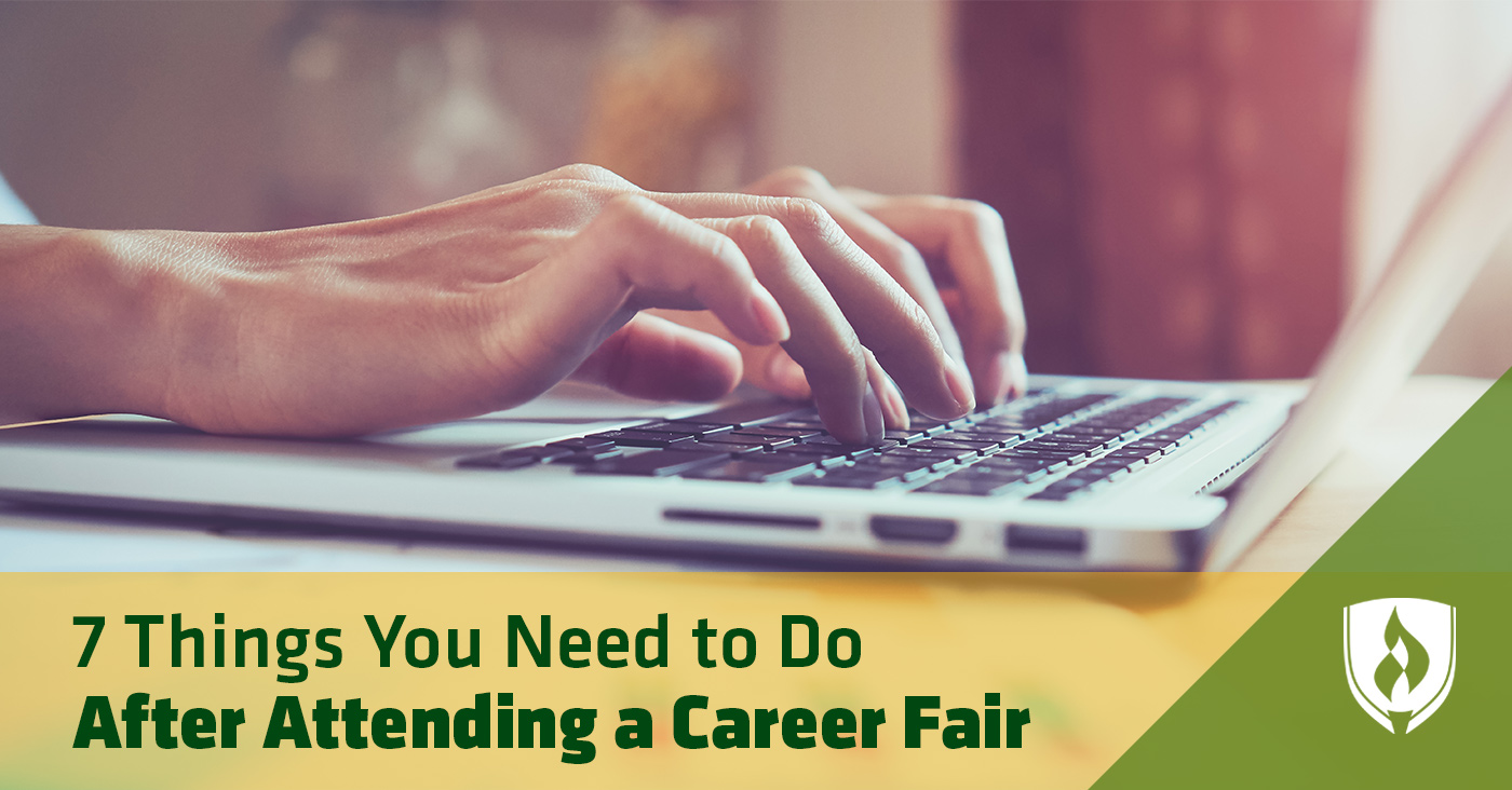 键入在膝上型计算机的手