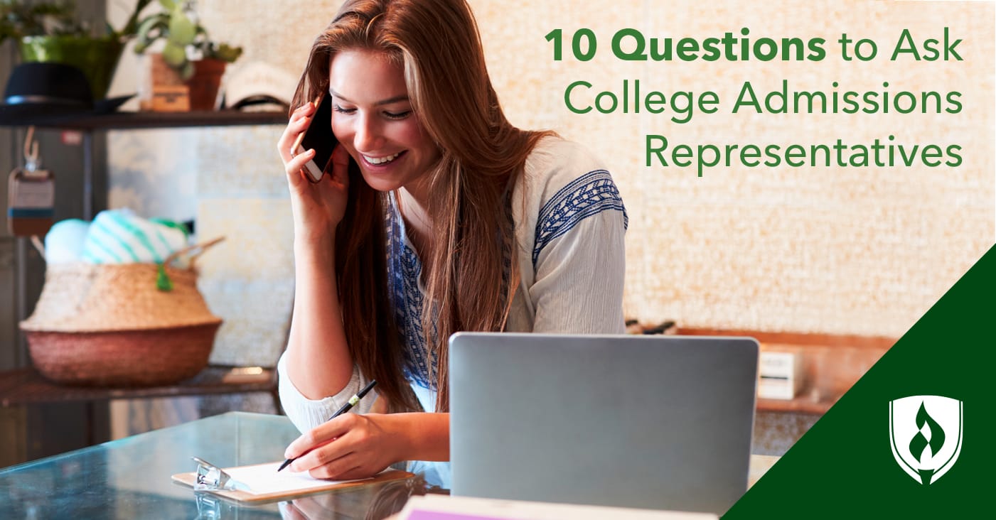 女学生在打电话，检查名单