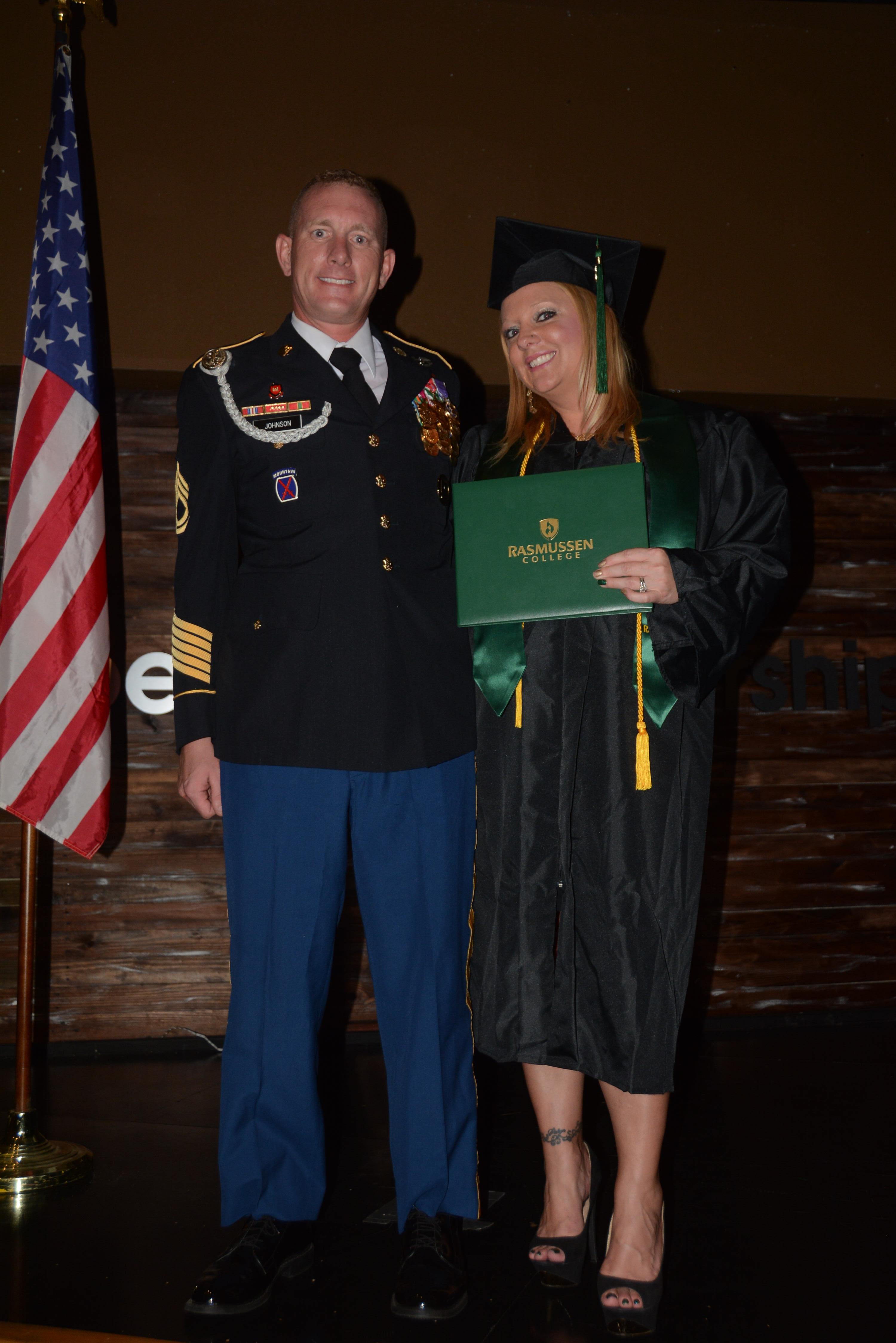 Tampa / Brandon毕业生雪利兰约翰逊和丈夫